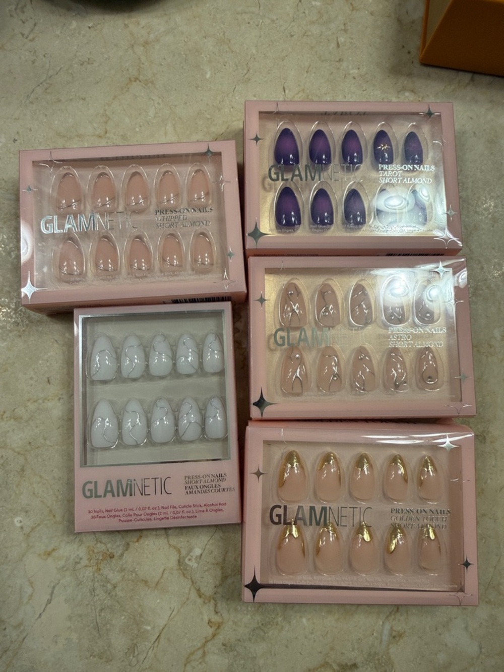 Set of Short Almond Glametic Nails